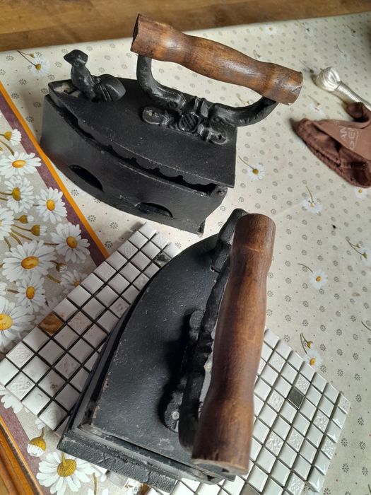 Fier de calcat antic