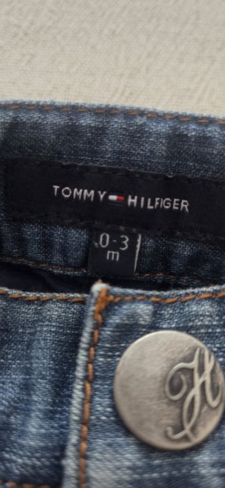 Psntaloni scurti Tommy Hilfiger,originali marimea 0-3 luni,stare foarte buna