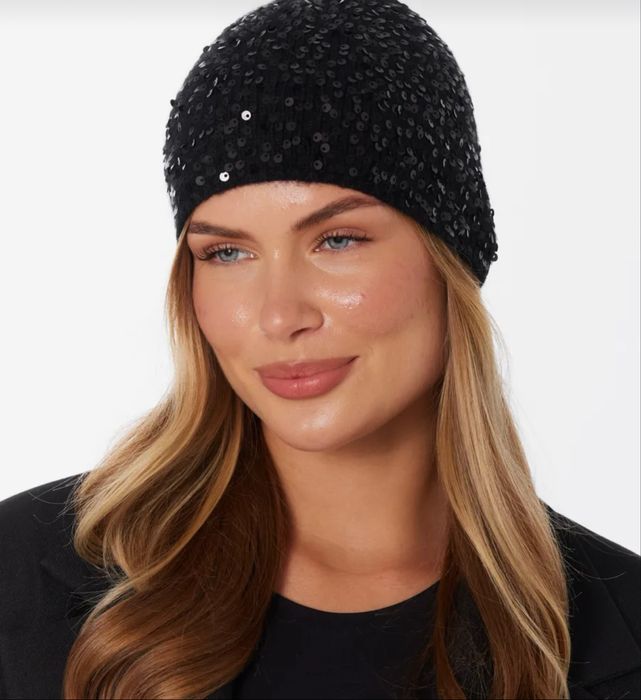 Шапка с пайетками черная