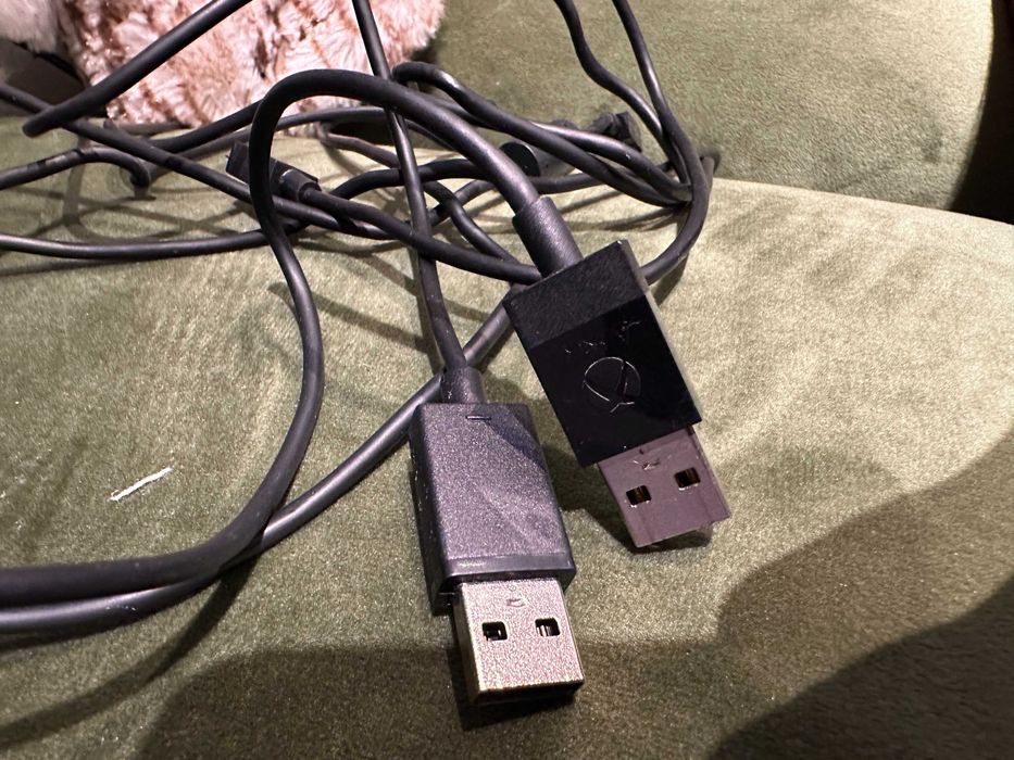 Vând Xbox One 1TB + 1 manetă + Kinect + casti + jocuri