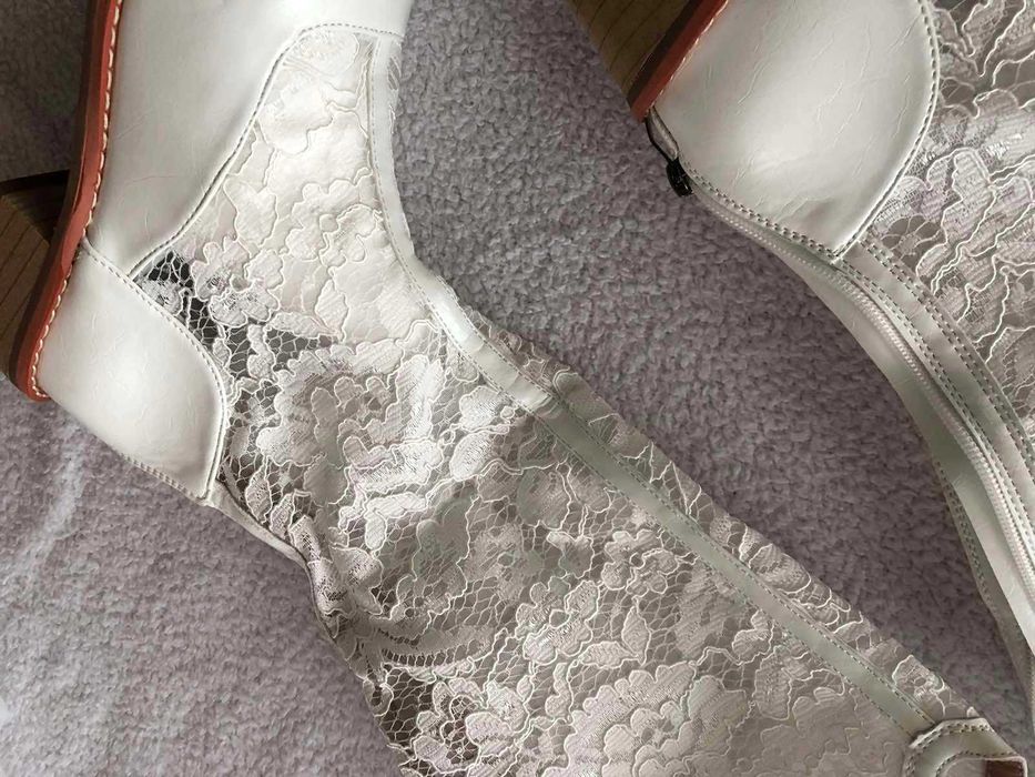 Нови бели кожени ботуши с дантела