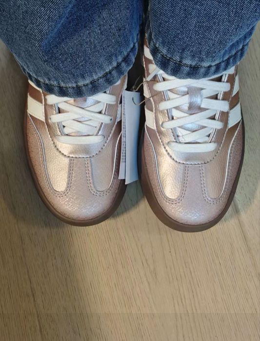 Продам новые кроссовки Adidas оригинал