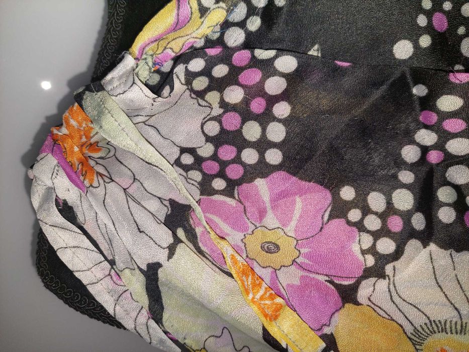 Rochie de vară din voal imprimeu floral, volănașe si fundite la umeri