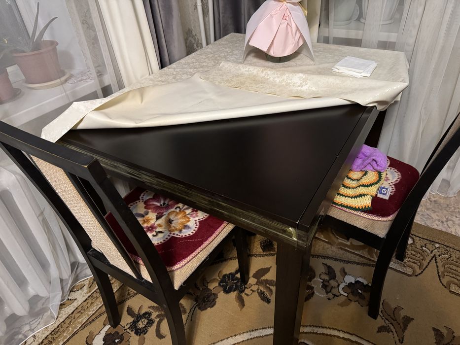 Стол со стульями