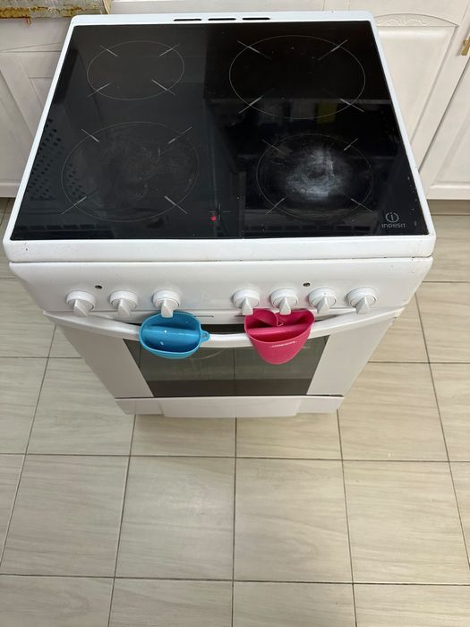 Продам газ плиту Indesit