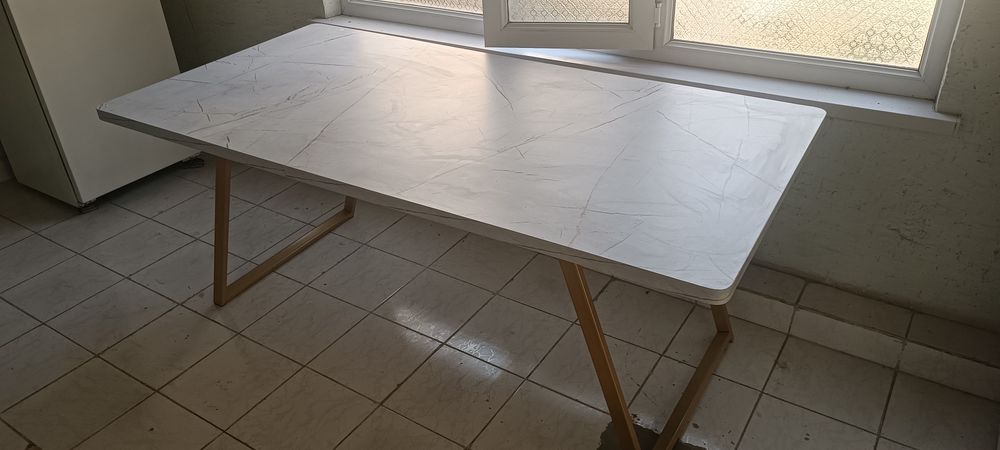 Продаётся стол без стульев новый