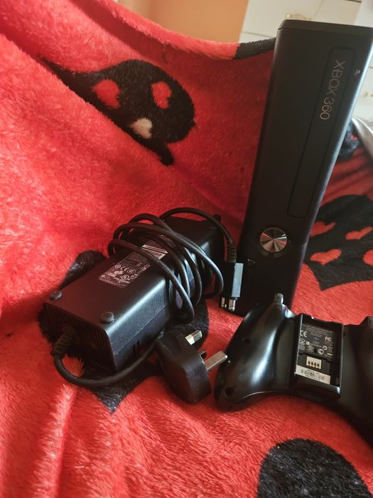 Consolă Xbox 360 Slim - Sursă de alimentare şi Controller incluse