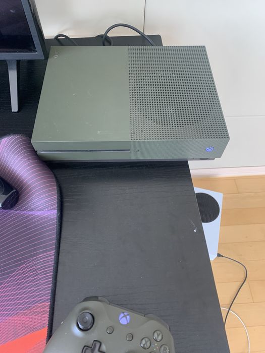 продам xbox one s с 2 джойстиками
