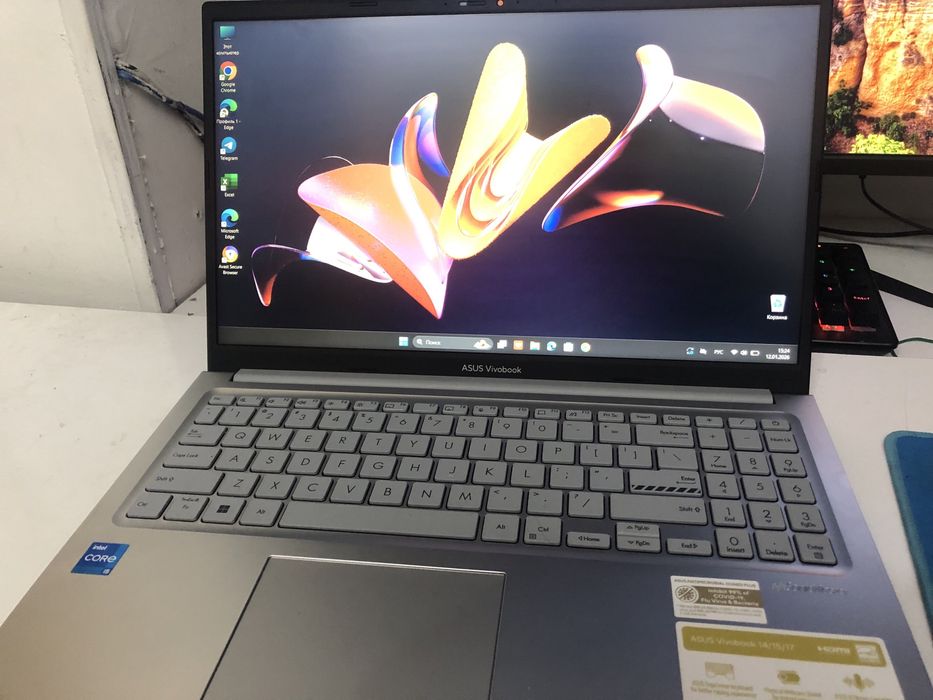 Asus vivobook почти новый