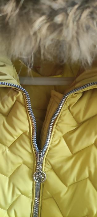 Разкошно топло яке в цвят горчица с качулка и  яка от лисица
