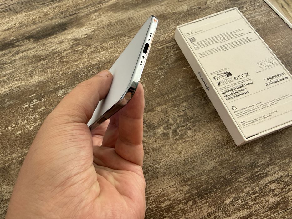 iPhone Air 256GB Sky Blue – отлично състояние, батерия 92%