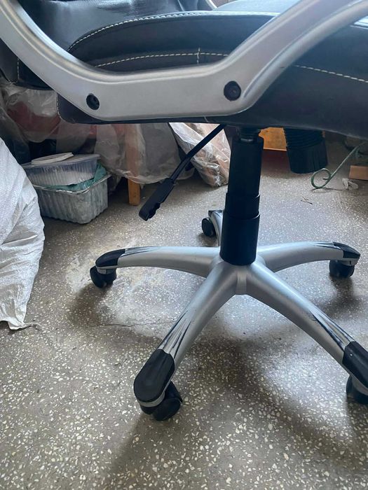 scaun rotativ ergonomic necesita schimbarea vinilinului