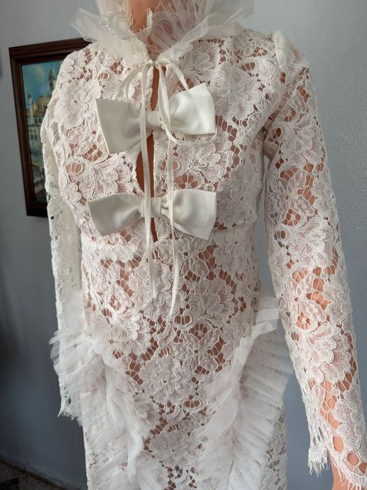 Бяла рокля Avin с дантела