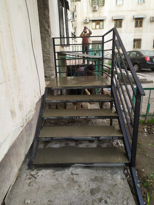 Лестницы деревянные на металлокаркасе,  на заказ