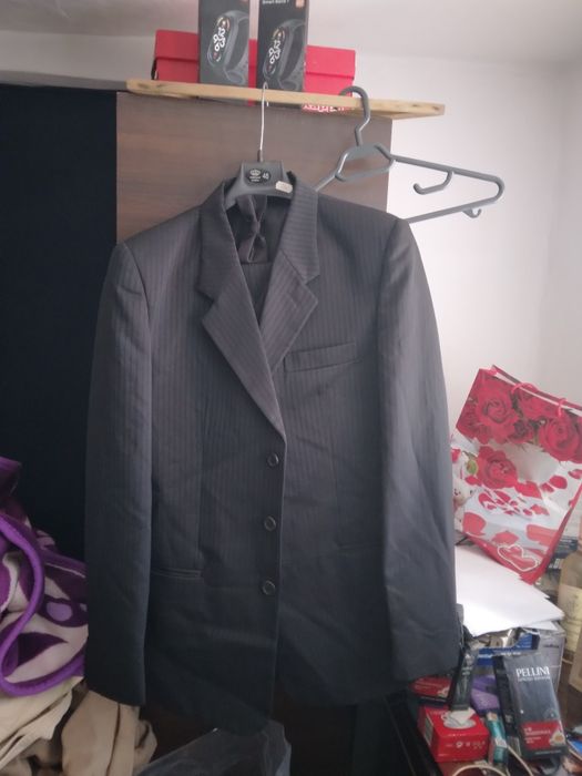 Costum nou mărimea 46 ieftin 150 de lei