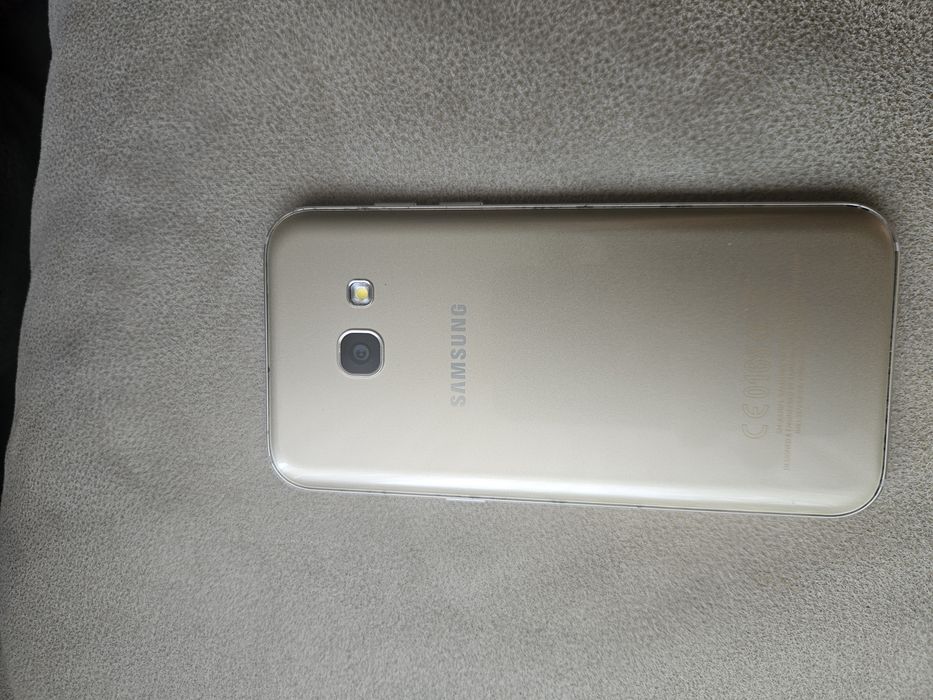 Телефон Samsung Galaxy A3 2017