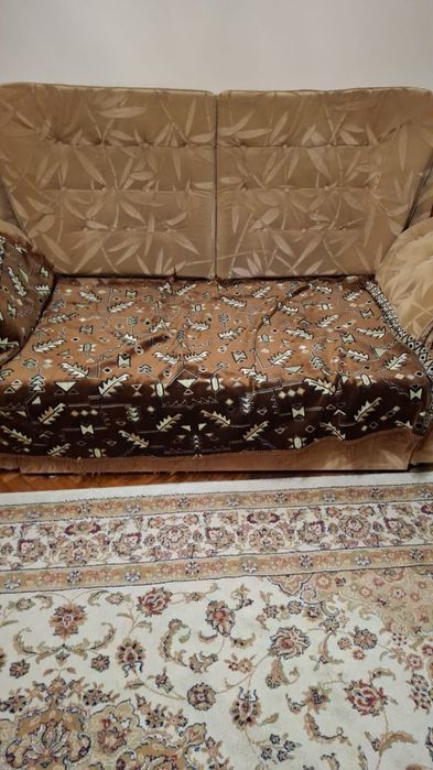 Кресло и короткий диван.