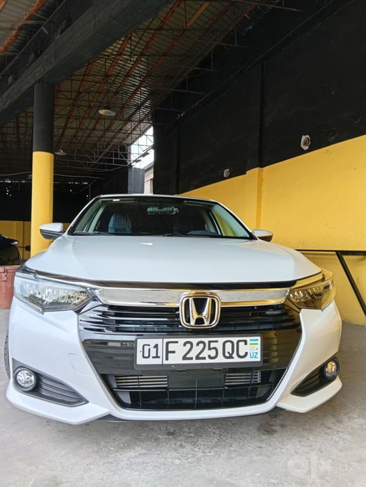 Авто мобил Honda crider