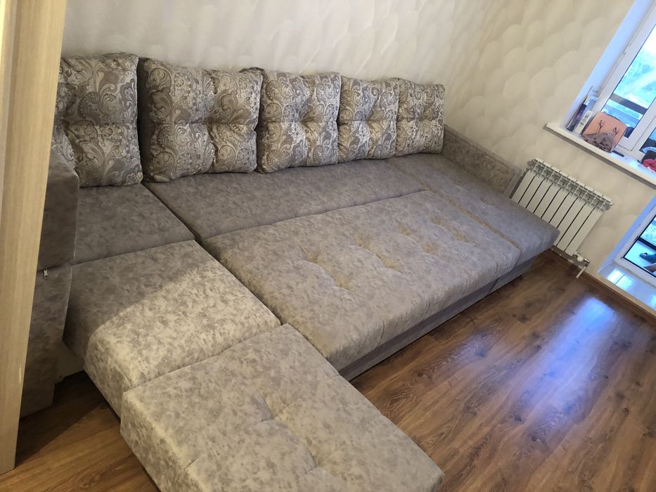 Продаётся диван, длина 3,8 м. Б/у, состояние хорошее
