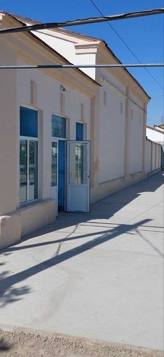 Eski shaxar Karmana  markazidan  bino sotiladi xoxlagan biznes joy