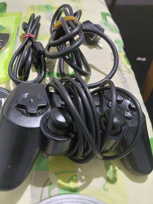 Vând tot ce am fotografiat  Jocuri CD plus Controoler Xbox 360 si Playst3 cu fir