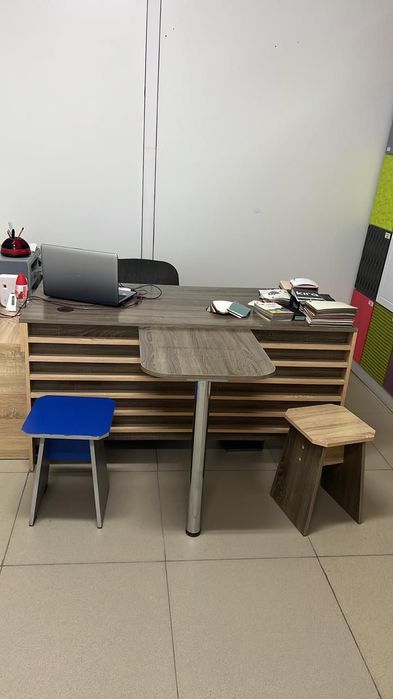 Продам офисную мебель стол и тумбочка