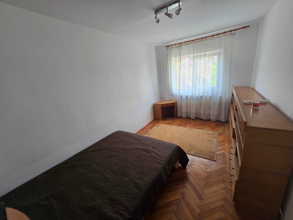 3 camere | semidecomandat | etaj 2 | 2 băi | centrală | bloc anvelopat | renovat recent