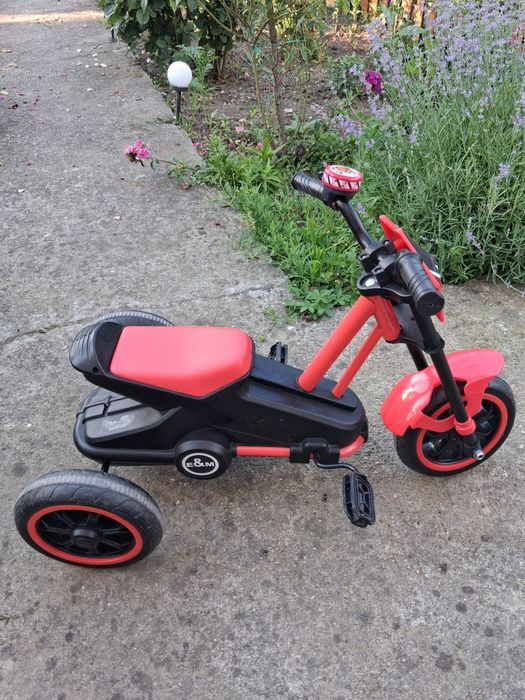 Motocicleta cu pedale pentru copii