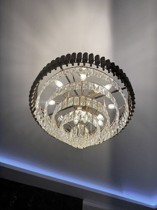 Люстра с лампочками в комплекте