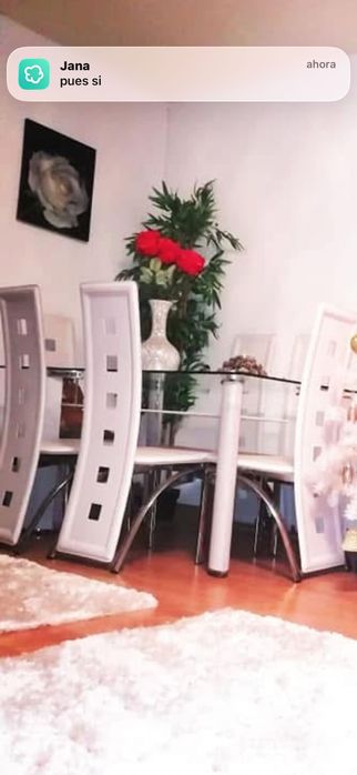 Masa de cristal cu scaune de piele albe