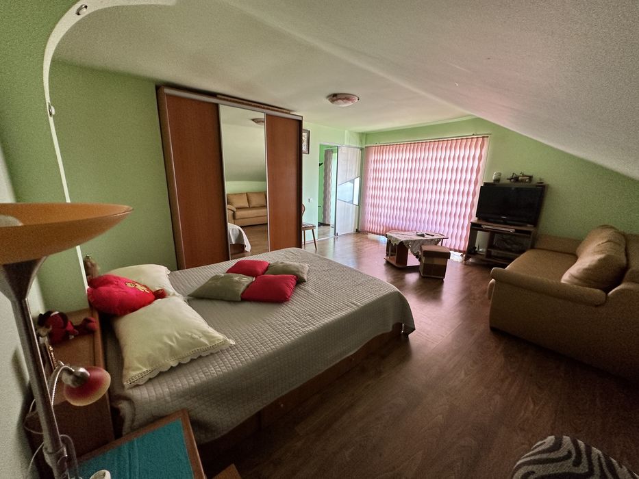 Propietar,Vând apartament la casa cu curte propie si carport