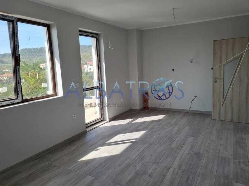 Продава се Двустаен апартамент в Варна, Изгрев - 77 кв.м за 1351 €/кв.м - Снимка #1