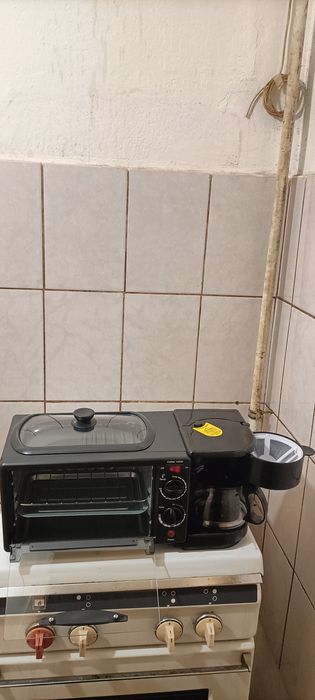 Cuptor 3 in 1,,,Nou,de 2000w,Super, pentru mic dejun.