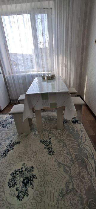 Продам стол с табуретками