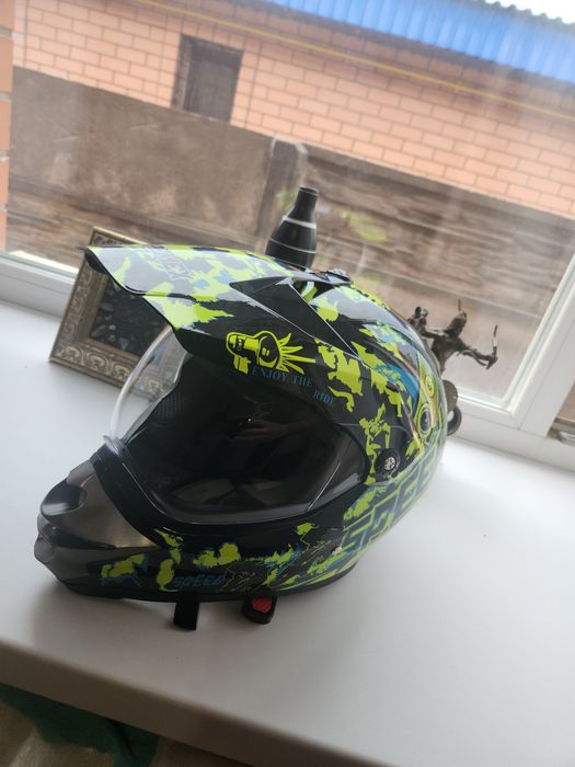 Кроссовый шлем зелёного цвета