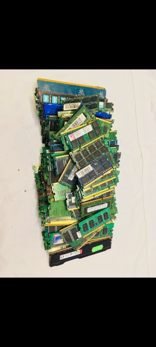 155 plăci RAM în stare excelentă, preț rezonabil și negociabil. Grăbeș