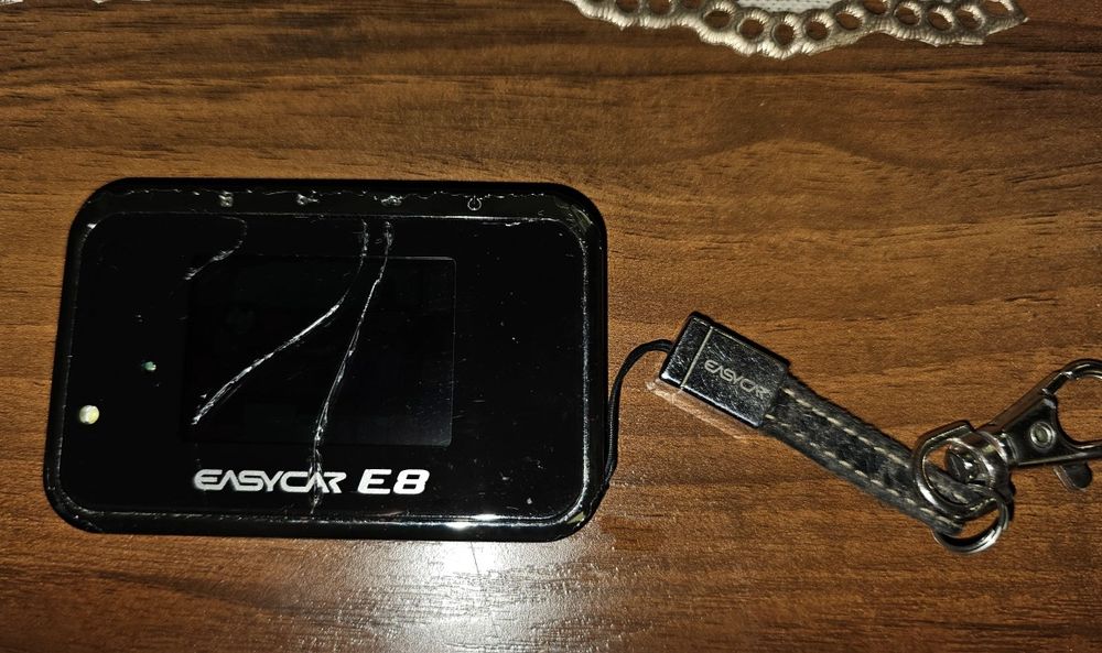 Easycar E8 пульт в состояние рабочее, только треснуло стекло.