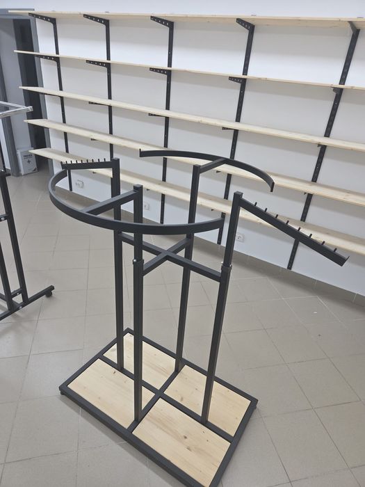 Vând  rafturi si  stendere.