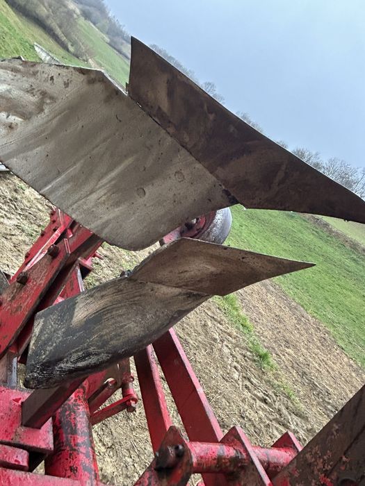 Plug reversibil cu doua brazde