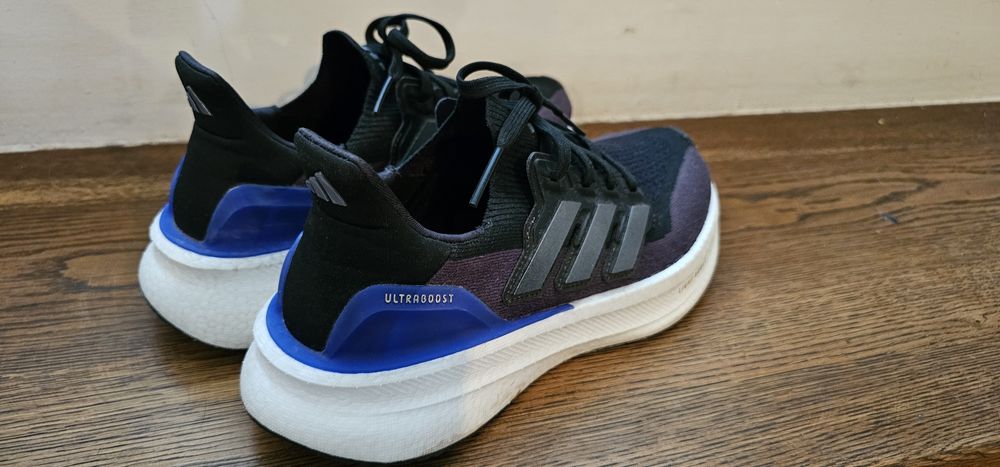 Vand o pereche de Adidas Ultraboost marimea 37/23cm