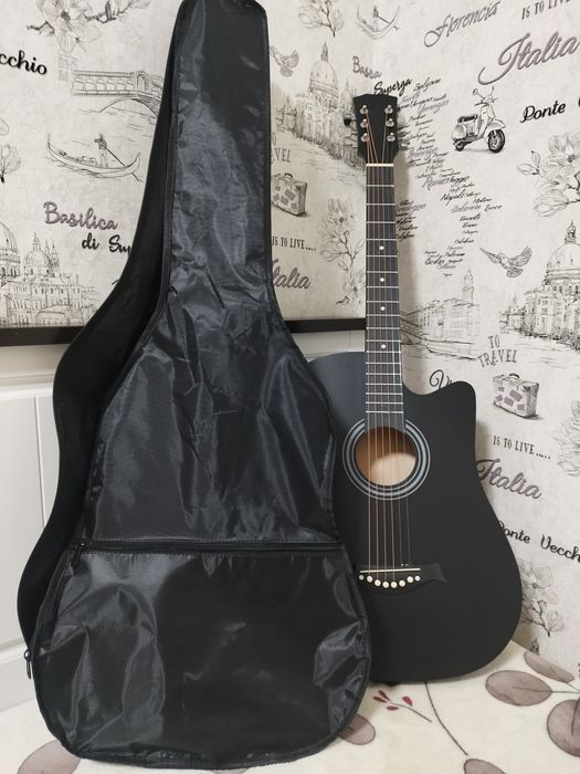 Акустическая гитара чёрного цвета