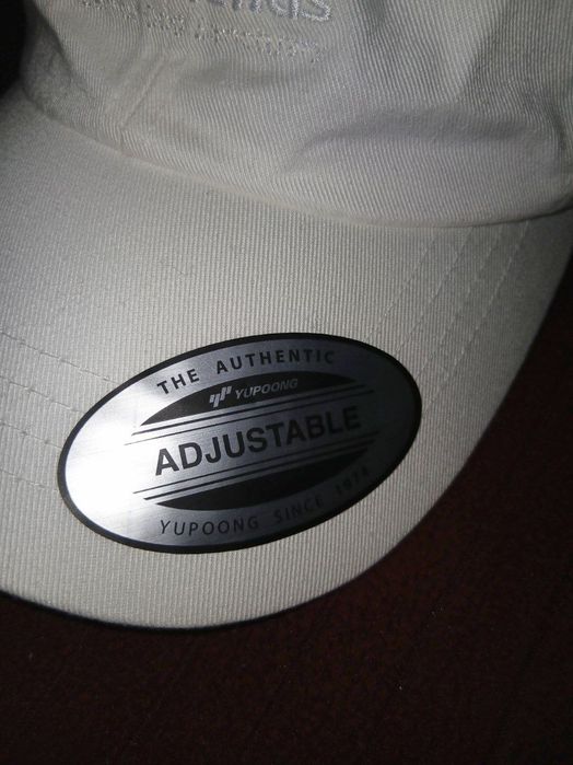 Из США, белая кепка от бренда Old Friends.