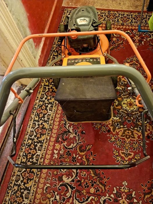 Vând mașină de tuns iarba pe benzina