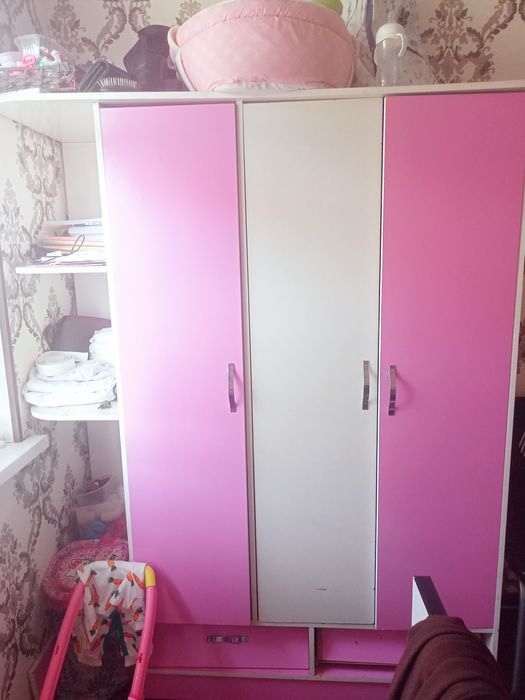 Продам шкаф б.у сламаны внизу тортма