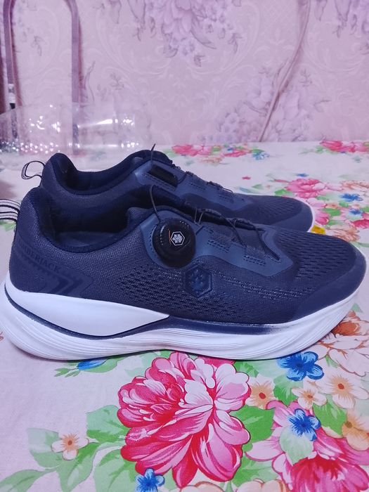 Продам мужские кроссовки