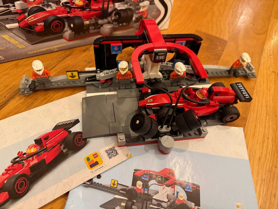 LEGO® City - Boxa si mecanici F1® cu masina Ferrari 60443, 322 piese