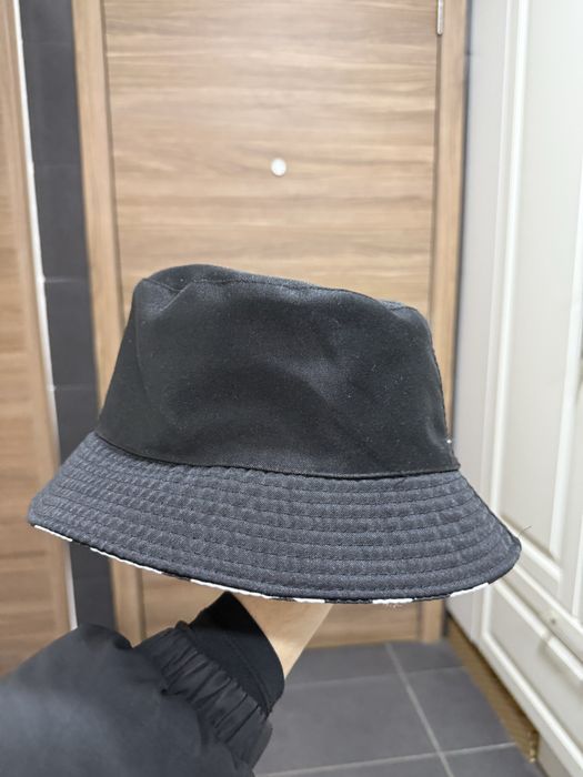 Двулицева bucket шапка (черна / кравешки принт)