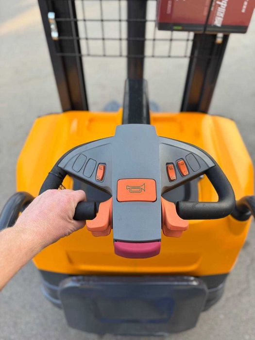 Самоходный, электрический штабелер,