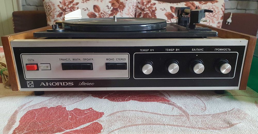 Колекционерски комплект Akords СССР + 80 бр. плочи