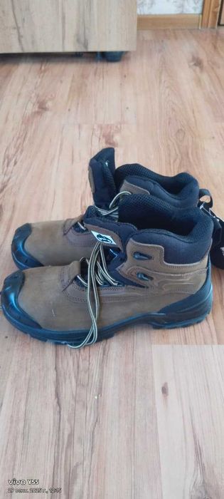 Продам спец обувь ботинки. кроссовки
